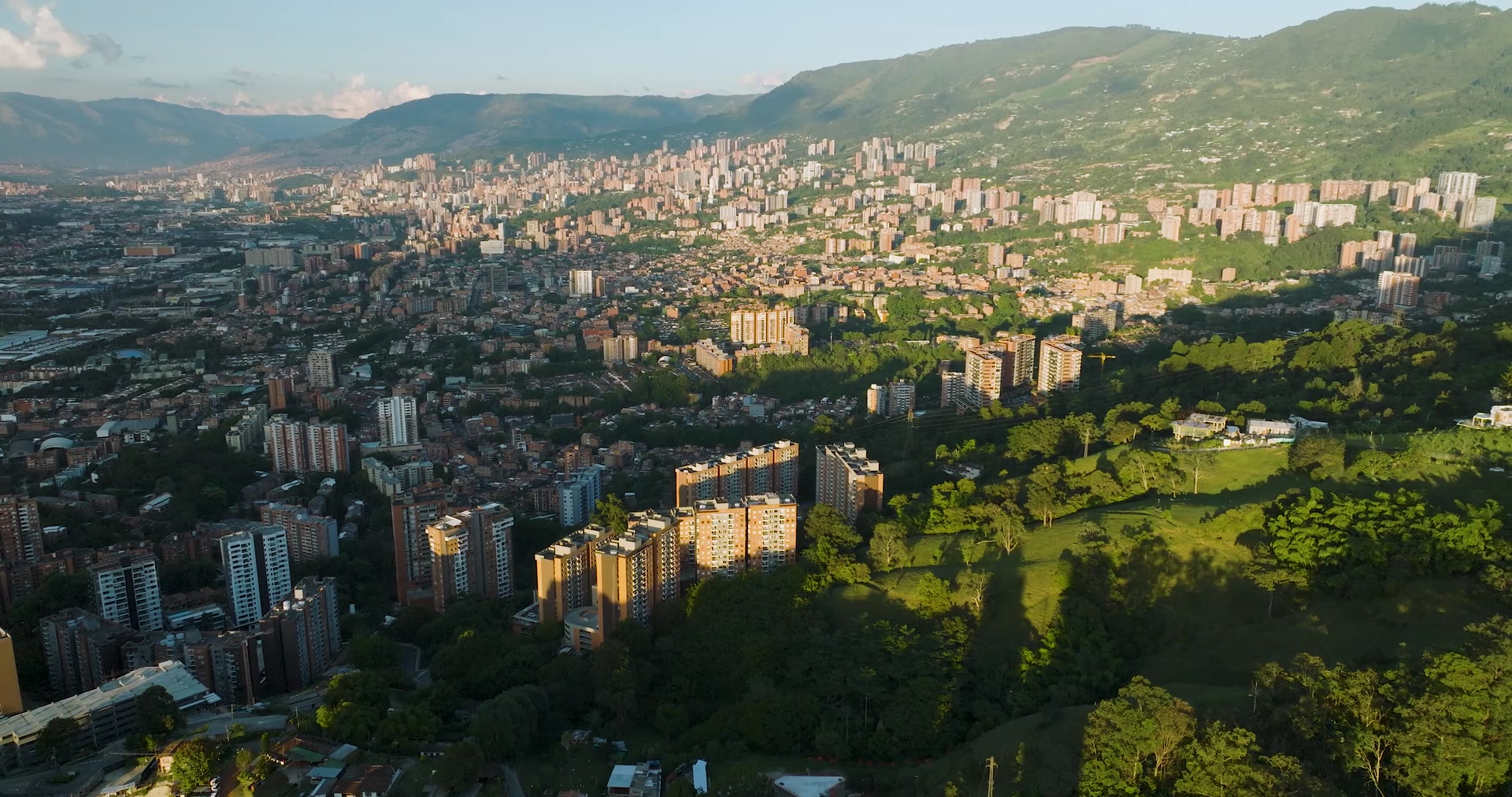 Vista aérea de El Poblado, Medellín — a cidade e as montanhas ao entardecer
